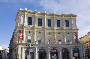 Madrid, İspanya - 17 Ocak 2020: Madrid, İspanya 'daki Kraliyet Tiyatrosu' nun (veya Teatro Real) güzel manzarası 