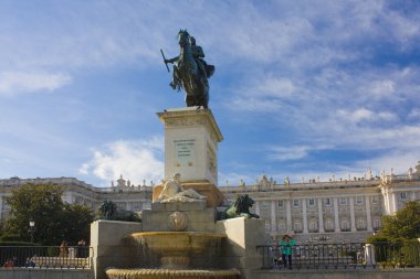 Madrid, İspanya - 17 Ocak 2020: Madrid, İspanya 'daki Plaza de Oriente' de Felipe IV Anıtı