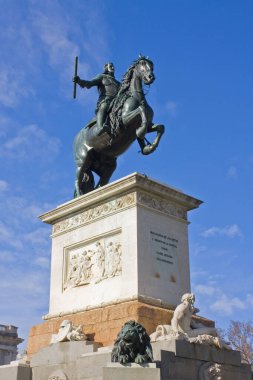 İspanya, Madrid 'deki Plaza de Oriente' de Felipe IV anıtı.