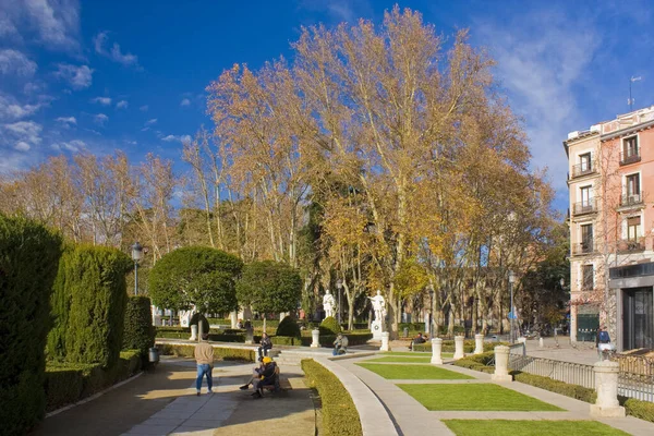 Madrid Spanje Januari 2020 Park Met Koningsbeelden Bij Koninklijk Paleis — Stockfoto