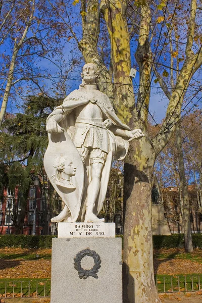 Estatuas Rey Cerca Del Palacio Real Plaza Oriente Madrid España —  Fotos de Stock