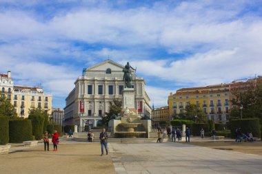 MADRID, İspanya - 17 Ocak 2020: Madrid, İspanya 'daki Plaza de Oriente' deki Felipe IV ve Kraliyet Tiyatrosu Anıtı