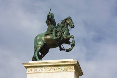 İspanya, Madrid 'deki Plaza de Oriente' de Felipe IV anıtı.