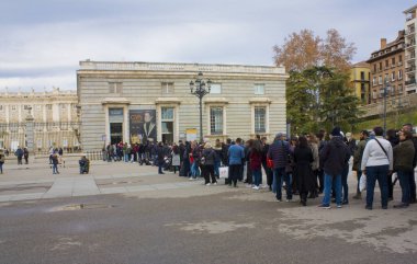 MADRID, İspanya - 17 Ocak 2020: Madrid, İspanya 'daki Kraliyet Sarayı' nda büyük turist kuyruğu 