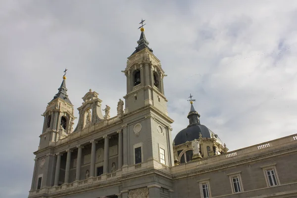 스페인 마드리드에 알무데나 대성당 — 스톡 사진
