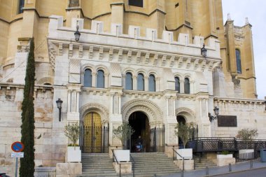 MADRID, İSPAN - 17 Ocak 2020: Madrid, İspanya 'daki Almudena Kraliyet Kilisesi' nden Cripta