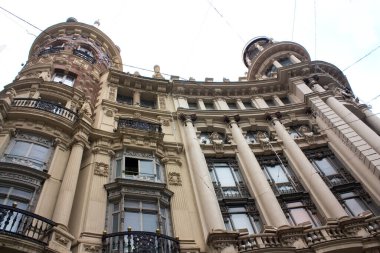 Madrid, İspanya 'daki güzel tarihi Meneses Binası' nın (Edificio Meneses) zengin dekorasyonu