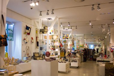 MADRID, İspanya - 17 Ocak 2020: Madrid 'deki Thyssen-Bornemisza Ulusal Müzesi' nin hediyelik eşya dükkanı