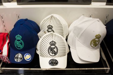MADRID, İspanya - 17 Ocak 2020: İspanya 'da Real Madrid logosu satılan beysbol şapkaları