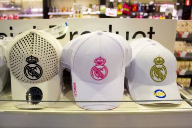 MADRID, İspanya - 17 Ocak 2020: İspanya 'da Real Madrid logosu satılan beysbol şapkaları
