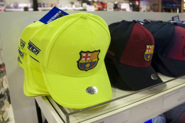 MADRID, SPAIN - 17 Ocak 2020: Barcelona futbol kulübü logolu beysbol şapkaları