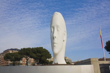 MADRID, İspanya - 17 Ocak 2020: Julia - Madrid Plaza Colon 'da Jaume Plensa' nın beyaz mermer heykeli
