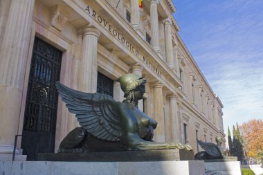 MADRID, İspanya - 17 Ocak 2020: Madrid 'deki İspanya Ulusal Arkeoloji Müzesi yakınlarındaki sfenks heykeli