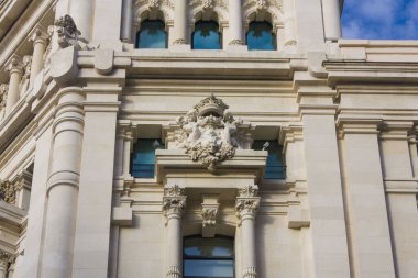 İspanya 'nın başkenti Madrid' deki Plaza de Cibeles 'te bulunan Cibeles Sarayı' nın (İletişim Sarayı) bir parçası.
