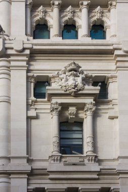 İspanya 'nın başkenti Madrid' deki Plaza de Cibeles 'te bulunan Cibeles Sarayı' nın (İletişim Sarayı) bir parçası.