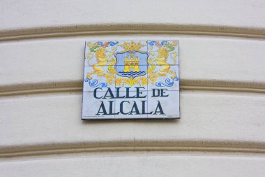 MADRID, İspanya - 17 Ocak 2020: Madrid, İspanya 'da Alcala Caddesi' nin sokak tabelası
