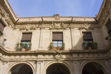 İspanya, Murcia 'daki Piskopos Sarayı' nın avlusu. 