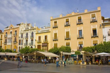 MURCIA, İspanya - 10 Mart 2020: Murcia, İspanya 'da Plaza del Cardenal Belluga' nın mimarisi