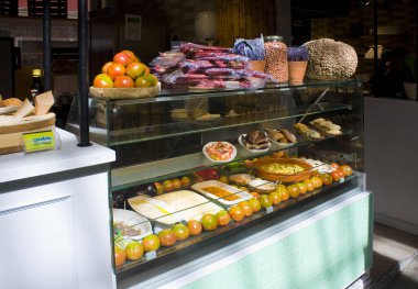 MURCIA, İspanya - 10 Mart 2020: İspanya 'nın Murcia kentindeki Correos Market' te (veya Mercado de Correos) satılık geleneksel İspanyol yemekleri