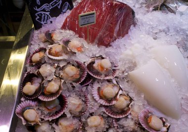 MURCIA, İSPA - 10 Mart 2020: Murcia, İspanya 'da bir pazarda satılık deniz ürünleri