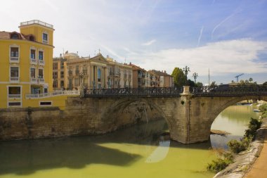 Tehlike Köprüsü (veya Puente de los Peligros) Murcia 'daki Segura Nehri boyunca uzanır.