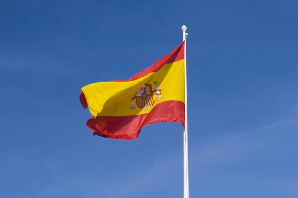 Bandera España Frente Cielo Azul — Foto de Stock