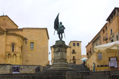 SEGOVIA, İspanya - 10 Ocak 2020: Segovia, İspanya 'da Juan Bravo Heykeli