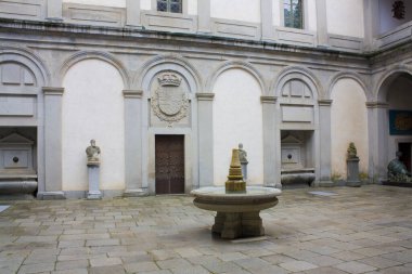 SEGOVIA, İspanya - 10 Ocak 2020: Segovia, İspanya 'daki Alcazar Kalesi' nin Avlusu