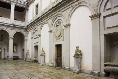 SEGOVIA, İspanya - 10 Ocak 2020: Segovia, İspanya 'daki Alcazar Kalesi' nin Avlusu