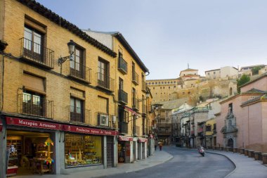 TOLEDO, İspanya - 10 Ocak 2020: Toledo Eski Kasabası, İspanya