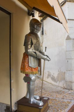 TOLEDO, İspanya - 10 Ocak 2020: Toledo, İspanya 'da satılık geleneksel hediyelik mıknatıslar 