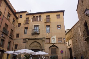 TOLEDO, İSPAN - 10 Ocak 2020: İspanya 'nın Toledo kentindeki eski tarihi bina