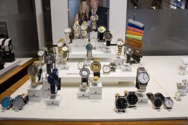 LEIPZIG, GERMANY - 9 Mart 2020: Mücevher sergisinde satılık ünlü markaların saatleri