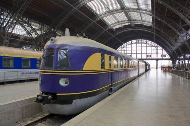 LEIPZIG, GERMANY - 9 Mart 2020: Leipzig Hbf 'te tarihi DR lokomotifi 