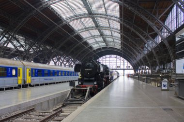 LEIPZIG, GERMANY - 9 Mart 2020: Leipzig Hbf 'te tarihi DR lokomotifi 