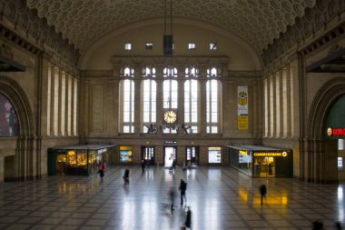 LEIPZIG, GERMANY - 9 Mart 2020: Leipzig 'deki Merkez İstasyon (veya Hauptbahnhof)