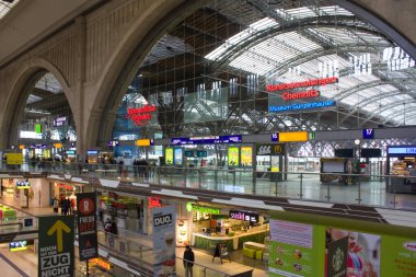 LEIPZIG, GERMANY - 9 Mart 2020: Leipzig 'deki Merkez İstasyon (veya Hauptbahnhof)