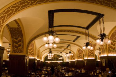 LEIPZIG, GERMANY - 9 Mart 2020: Leipzig 'in tarihi merkezi olan Maedlerpass' taki tarihi Auerbachs Keller restoranının içi