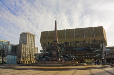 LEIPZIG, GERMANY - 9 Mart 2020: Leipzig 'deki Mendebrunnen çeşmesi ve Gevandgaus