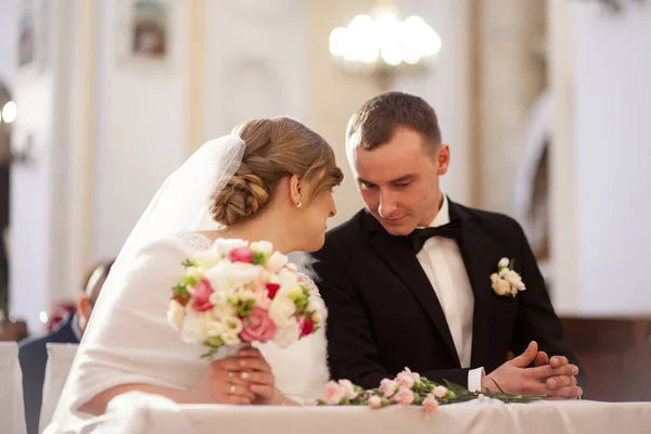 Kilisede evlenen çift.
