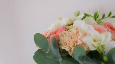 Beyaz, pembe ve bej buket