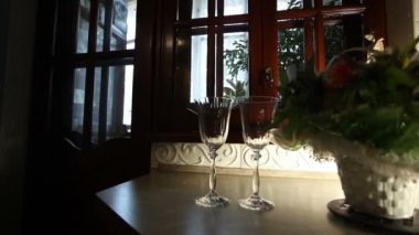 İki kadeh windiw pervazın üzerinde duran