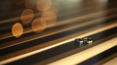 Masanın üzerinde yatan alyans