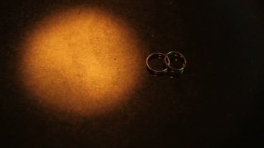 Masanın üzerinde yatan alyans