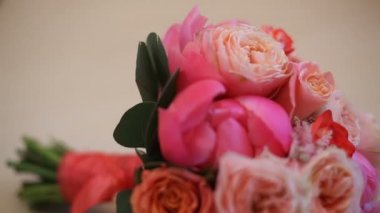 Buket pembe ve kırmızı kurdele ile