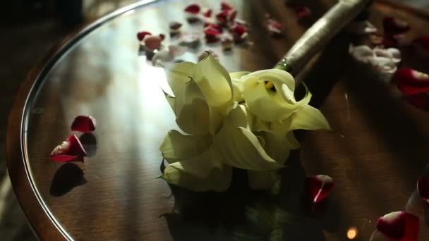 Pernikahan karangan bunga callas tergeletak di atas meja — Stok Video