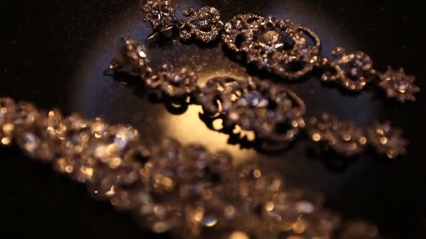 Šperky, ležící na stole — Stock video