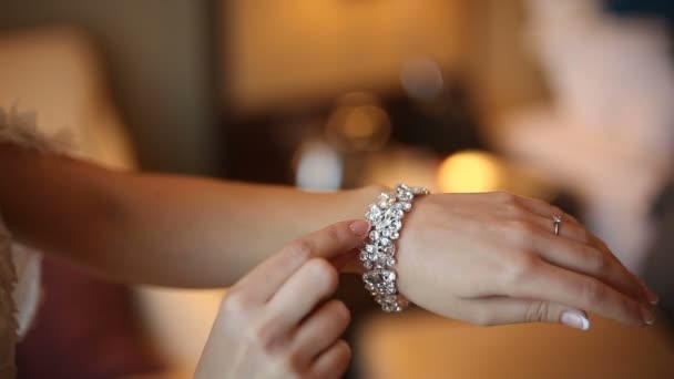 Mujer con brazalete de diamantes en la muñeca — Vídeos de Stock