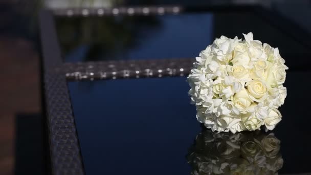 Ramo blanco de rosas sobre la mesa — Vídeos de Stock