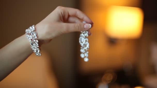 Žena s diamantový náramek drží náušnice — Stock video